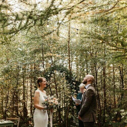 stylish autumnal glen dye elopement, woodland wedding ceremony, hays flower arch, pastel bridal bouquet